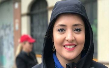 حجاب نرگس محمدی در یک سفر خارجی