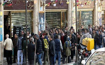  صف‌های طولانی خرید ارز در خیابان فردوسی