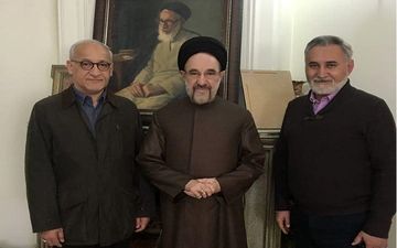  فرزندان آیت‎الله خاتمی، محمدرضا، محمد و علی کنار عکس پدر