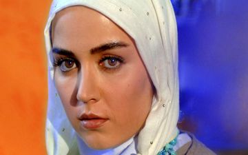 تیپ خانم بازیگر در حال دوچرخه سواری در خارج از کشور + عکس