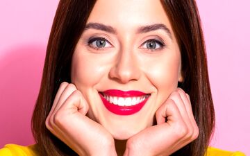 کدام رنگهای رژلب، دندان ها را سفیدتر نشان میدهد؟