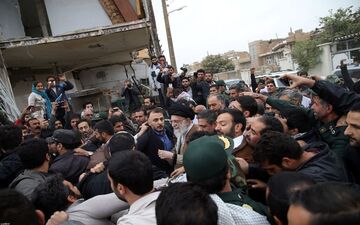  بازدیدرهبر معظم انقلاب از مناطق زلزله زده استان کرمانشاه/ سخنرانی در جمع مردم سرپل ذهاب