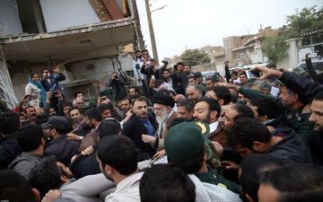  بازدیدرهبر معظم انقلاب از مناطق زلزله زده استان کرمانشاه/ سخنرانی در جمع مردم سرپل ذهاب