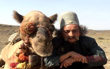 پوشش و گریم جالب ارژنگ امیرفضلی به همراه یک شتر (عکس)