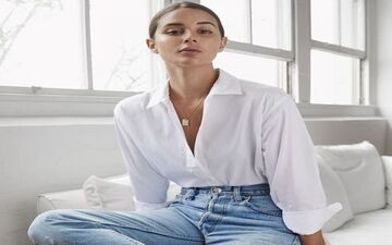 سبک غیر رسمی پاییزه؛ بلوز سفید و شلوار جین
