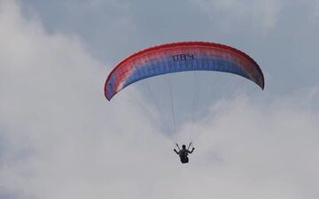 سقوط مرگبار یک چترباز در ارتفاعات مشرف به شهر لنده