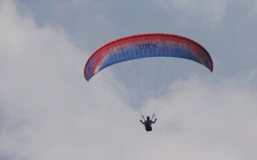 سقوط مرگبار یک چترباز در ارتفاعات مشرف به شهر لنده