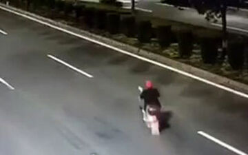 ویدیو/ مرگ دردناک راننده موتور پس از خلاف رفتن در اتوبان