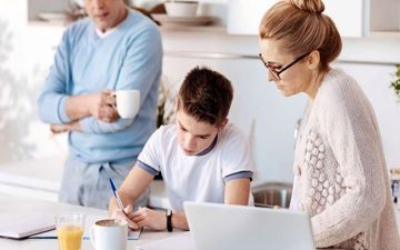 آیا شما هم والد هلیکوپتری هستید؟ بدترین اشتباهات در محافظت از فرزند