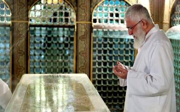 حضور رهبر معظم انقلاب بر سر مزار پدرشان+عکس