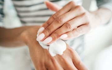 چگونه با انتخاب مرطوب‌کننده مناسب، پوستی سالم و نرم داشته باشیم؟