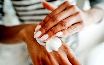 چگونه با انتخاب مرطوب‌کننده مناسب، پوستی سالم و نرم داشته باشیم؟