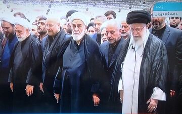 رهبر انقلاب بر پیکر رئیس‌جمهور شهید و همراهان ایشان نماز اقامه کردند

