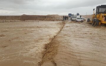 مسدود شدن جاده نیمروز هیرمند بر اثر سیلاب + فیلم
