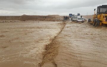 مسدود شدن جاده نیمروز هیرمند بر اثر سیلاب + فیلم