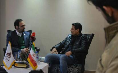 علیرضا فغانی داور بین‌المللی و علی میرزابیگی داور فوتبال در گفتگو با فرتاک‌نیوز در هتل پارسیان 