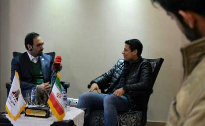 علیرضا فغانی داور بین‌المللی و علی میرزابیگی داور فوتبال در گفتگو با فرتاک‌نیوز در هتل پارسیان 