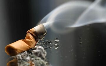 دود سیگار چه بلایی سر بینایی شما می آورد