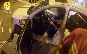 اعتیاد شدید راننده به تلفن همراهش حادثه آفرید! +فیلم