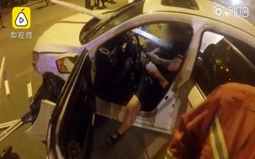 اعتیاد شدید راننده به تلفن همراهش حادثه آفرید! +فیلم