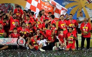 گزارش تصویری از جشن قهرمانی پرسپولیس و اهدا جام در ورزشگاه آزادی تهران 