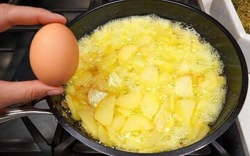 طرز تهیه سیب زمینی تخم مرغ  اسپانیایی+ویدیو 