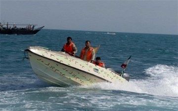 عملیات نفس‌گیر مرزبانان بندرعباس؛ نجات ۶ گردشگر گرفتار در طوفان