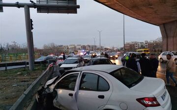 تصادف زنجیره‌ای در آزادراه قزوین ـ کرج / تصادف ۵۰ خودرو ۴ مصدوم به‌جا گذاشت‌ 