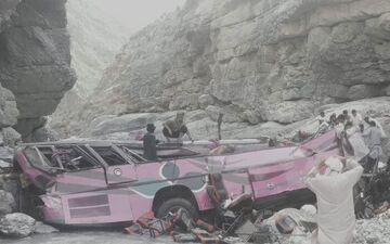 پایان تلخ یک سفر در بلوچستان؛ ۴۰ مسافر در سقوط اتوبوس به دره جان باختند