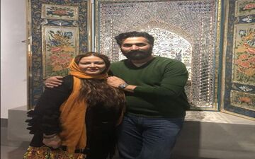 تیپ بهاره رهنما و همسرش در یک باغ موزه