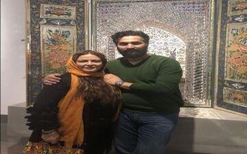 تیپ بهاره رهنما و همسرش در یک باغ موزه