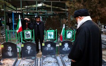 رهبر انقلاب، یاد بنیانگذار و شهدای انقلاب را گرامی داشتند