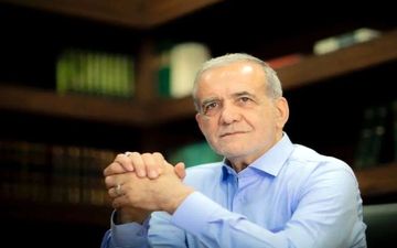 هندوانه‌خوری پزشکیان در مشهد

