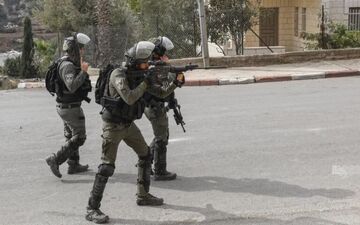 تیراندازی نظامیان صهیونیست به خودروهای فلسطینی در الخلیل؛ سه زخمی بر جا گذاشت