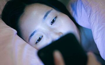 نور آبی تلفن همراه می‌تواند روند پیری چشم را تسریع کند