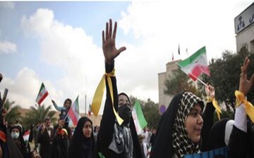 
حضور پرشور کرمانشاهیان در راهپیمایی ۱۳ آبان