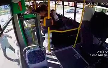 صحنه وحشتناک پرش مادر و فرزند از اتوبوس