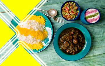 راز پخت قورمه سبزی مجلسی: فوت و فن‌های آماده کردن سبزی قورمه