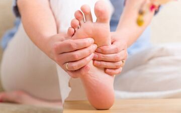 خواب رفتن دست و پا چه زمانی خطرناک می شود؟