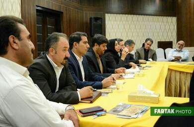  نشست هم‌اندیشی تورلیدرها برای جذب گردشگر  در سالن آناهیتا هتل پارسیان کرمانشاه 