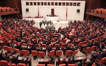 درگیری نمایندگان ترکیه | پارلمان به صحنه زد و خورد بدل شد + ویدئو