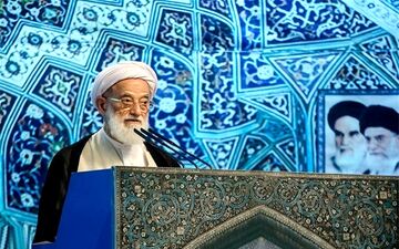  دنیای استکبار برای و فرهنگ و سیاست ملت ایران برنامه‌ریزی کرده است