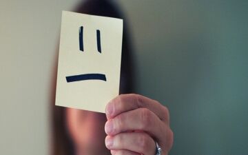چرا دیگر هیچ چیز برایمان مهم نیست؟ علل و درمان «بی‌حسی عاطفی»