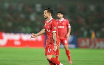 فشار وحشتناک روی وینگر پرسپولیس/ احمدزاده هم از تغییر پست راضی نیست