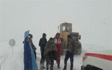 ۳ معلم از برف و کولاک الیگودرز نجات یافتند