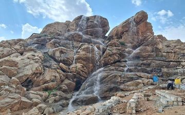 مراحل پایانی ساخت آبشار مصنوعی پارک شرقی طاق‌بستان
