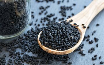 از تقویت ایمنی تا سلامت پوست؛ چرا سیاه‌دانه این‌قدر توصیه می‌شود؟
