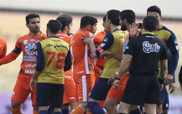 اعتصاب بازیکنان نفت تهران در مشهد 