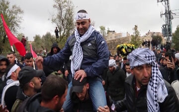 استقبال گسترده مردم فلسطین از یک آزاده پس از ۱۸ سال اسارت + فیلم