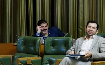 ژست جالب عباس جدیدی در جلسه امروز شورای شهر/عکس